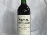 une bouteille de vin posée sur une table