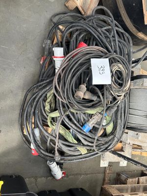 un tas de fils et d'autres objets par terre