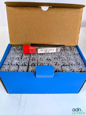 une boîte ouverte remplie d'une multitude de bagues en argent