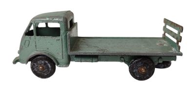 un camion jouet posé sur une surface blanche