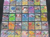 une grande collection de cartes Pokémon posée sur une table