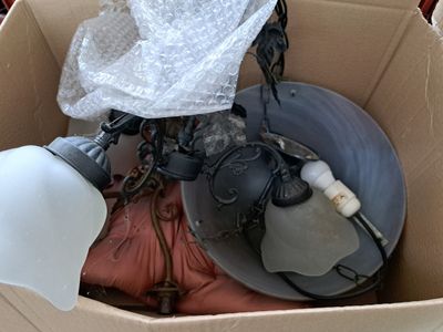 une boîte contenant une lampe, un sac et d'autres objets