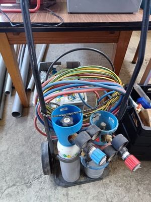 un petit chariot sur lequel sont posés tout un tas de fils