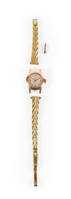 l'image d'une montre-bracelet en or entourée d'une chaîne