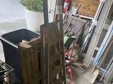 un tas de vieilleries dans un garage situé à côté d'un immeuble