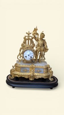 Pendule en composition à patine dorée à cadran rond émaillé …