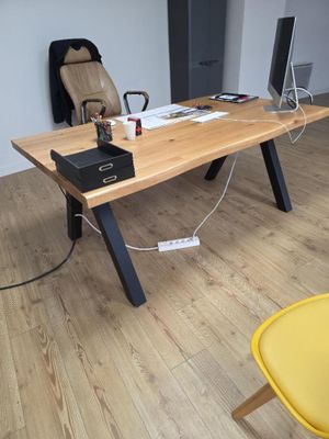 un bureau avec une chaise et un ordinateur dessus