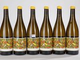 six bouteilles de vin sont alignées dans une rangée