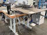 l'image d'une machine posée sur une table