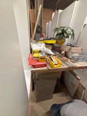 une photo d'un établi dans une pièce, sur lequel sont posés des outils