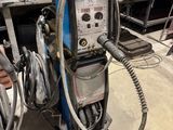 une machine à laquelle est raccordé un tuyau