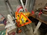 un panneau jaune et rouge posé sur une table en bois