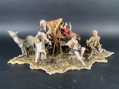 Scène animée en biscuit "La roulotte de gitans"