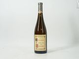 une bouteille de vin posée sur une table