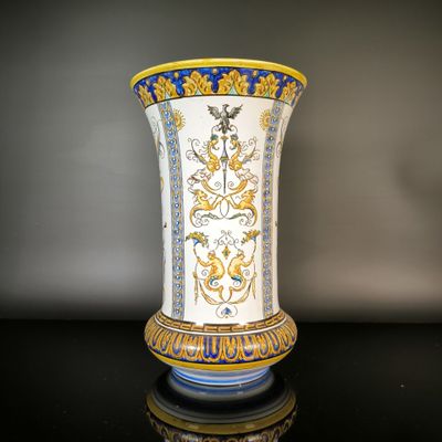 un vase posé sur une table noire