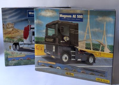 deux boîtes contenant un modèle de camion semi-remorque