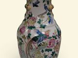 un vase orné d'un motif représentant un oiseau et des fleurs