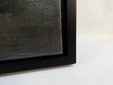 une photo d'un chat assis sur un rebord de fenêtre