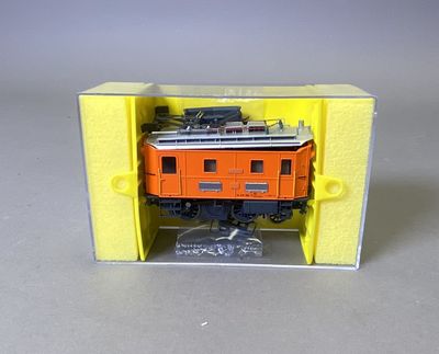 un petit train dans une boîte posée sur une table