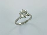 bague de fiançailles en or blanc ornée d'un diamant rond de taille brillant