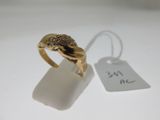une photo d'une bague en or sertie de diamants, accompagnée d'une étiquette de prix