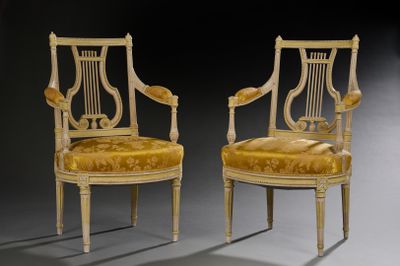 paire de chaises sculptées et dorées, dont l'assise est recouverte de velours jaune