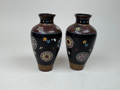 deux vases posés sur une surface blanche