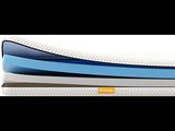 un gros plan d'un matelas bleu et blanc posé sur une surface blanche