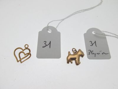 deux étiquettes représentant un chien et un cœur sont posées sur une table