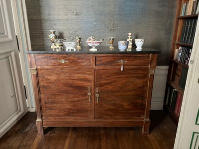 un meuble en bois avec un plateau en marbre dans une pièce