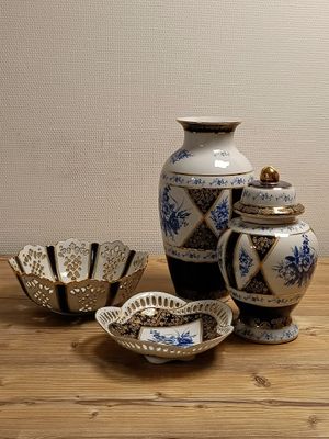 trois vases et un bol posés sur une table en bois