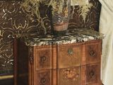 une table sur laquelle se trouve un vase de fleurs