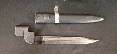 deux couteaux posés l'un à côté de l'autre sur une table