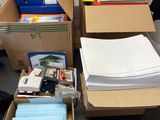 de nombreuses boîtes remplies de livres et de papiers sur la table