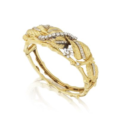 gros plan d'une bague en or et diamants sur fond blanc