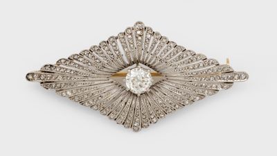 une broche Art déco en forme de diamant,