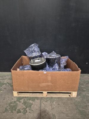 une boîte en carton remplie d'objets bleus posée sur un sol en béton