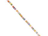 un gros plan d'un bracelet coloré sur fond blanc