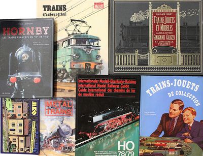 un grand nombre de livres posés sur une table