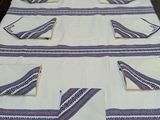 une longue table sur laquelle sont disposées de nombreuses serviettes