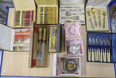 plusieurs types d'argenterie dans une boîte