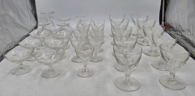 de nombreux verres à vin posés sur une table, dans un présentoir