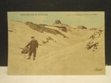 une vieille photo d'un homme marchant dans la neige