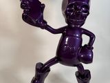 figurine violette de Mickey Mouse tenant un pistolet dans la main droite