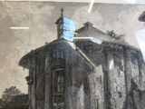 une image représentant un dessin d'un bâtiment sur lequel figure une horloge