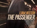 l'affiche du film « The Passenger », sur laquelle on voit un homme en costume debout devant une station de métro