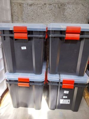 deux bacs de rangement en plastique posés l'un à côté de l'autre sur le sol