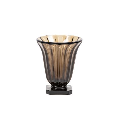 une image représentant un vase en verre posé sur un socle