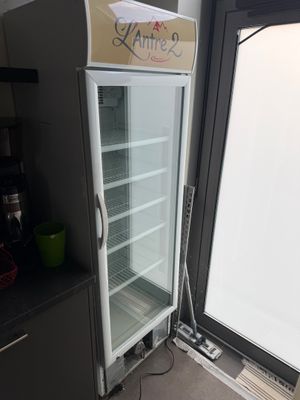 un réfrigérateur sur lequel est accrochée une affiche