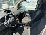 une voiture équipée d'un volant et d'un siège